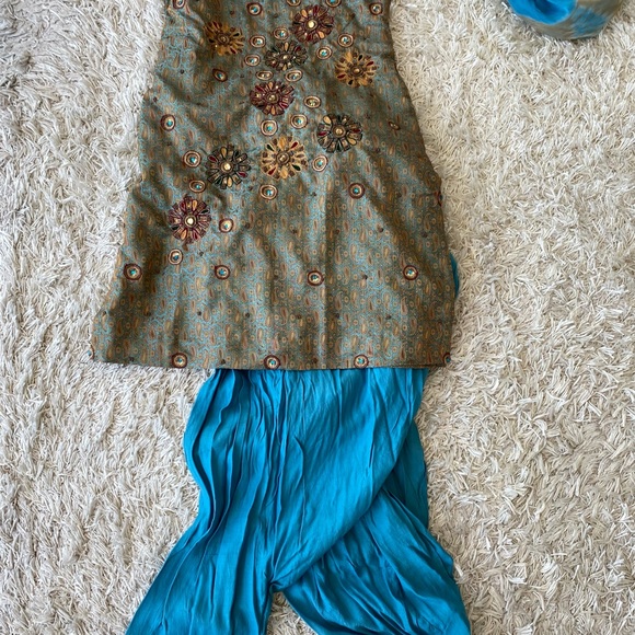 Flower gold and blue patiala style salwar - Picture 7 of 8